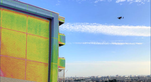 飛行するドローン、赤外線により撮影した建物のイメージ