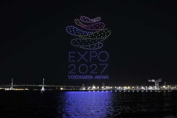 写真:ドローンショーで夜空に描かれた、GREEN×EXPO 2027公式ロゴ