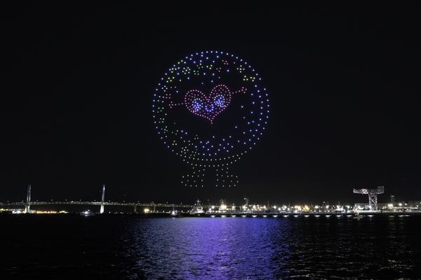 写真:ドローンショーで夜空に描かれた、公式マスコットキャラクターのトゥンクトゥンク