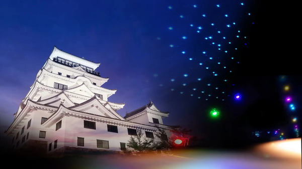 写真：ライトアップされたお城とドローンショー