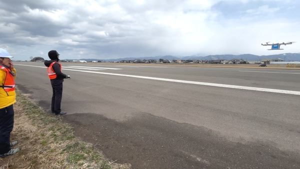 写真：ドローンを飛行させる様子