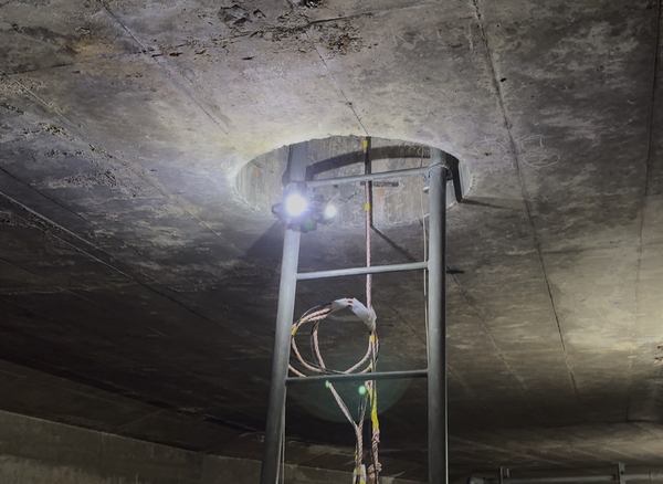 写真：狭小空間に侵入するドローン