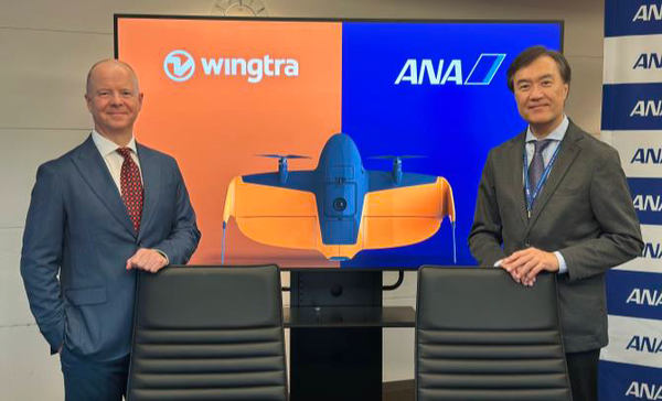 写真：Wingtra VP Sales Karsten Robbins氏、ANAHD津田佳明上席執行役員