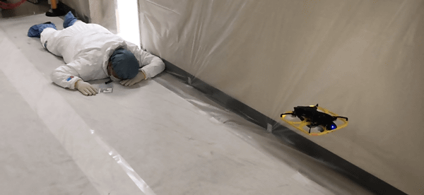 写真：倒れた負傷者と、飛行するIBIS2