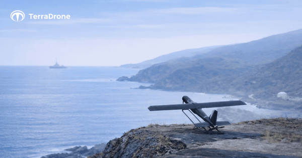 写真：海に向かってカタパルトにセットされた固定翼ドローン