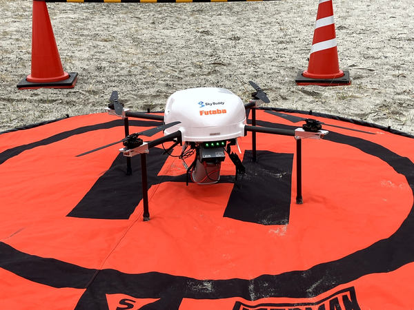 写真：海岸に設置されたランディングパッド上のドローン