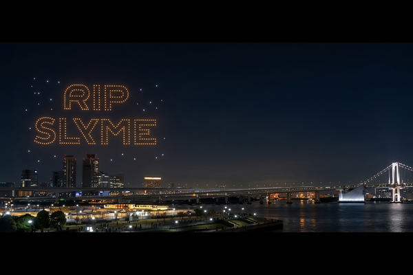 写真：豊洲の夜景とドローンショーで夜空に描かれた「RIP SLYME」