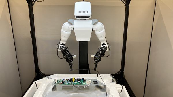 写真：作業をするフィジカルAIロボット