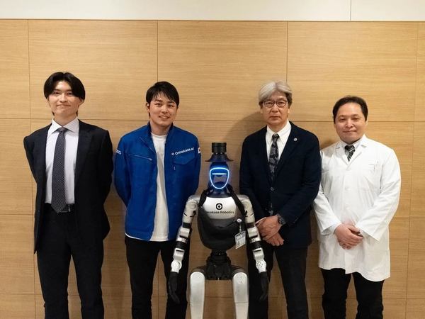 写真：ヒューマノイドロボットと関係者