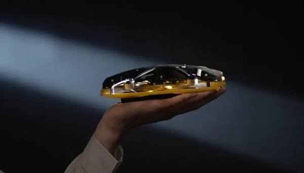 写真：手のひらに載せた「IBIS2」