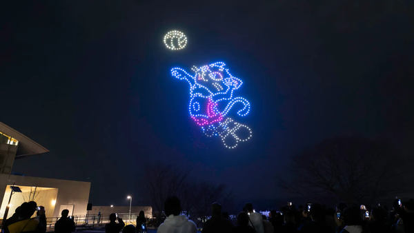 写真：ドローンショーで夜空に描かれた、バレーボールを打とうとするブルーニャ（PFUブルーキャッツ石川かほく公式マスコットキャラクター）