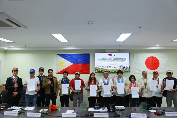 写真：合意書を手にする関係者たち