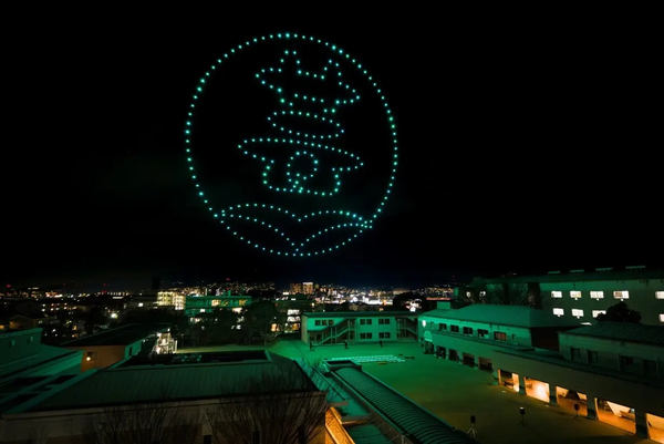 写真：LED搭載ドローンで夜空に描かれた大阪芸術大学短期大学部ロゴ