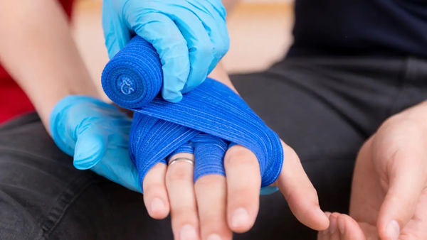 写真：手に包帯を巻き付ける様子