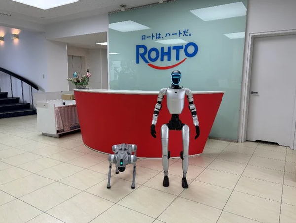 写真：受付の手前に立つヒューマノイドと四足歩行ロボット