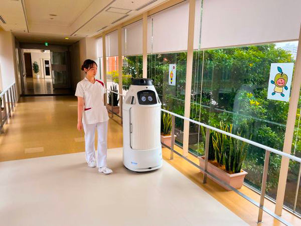 写真：スタッフとともに「FORRO」が院内を走行する様子