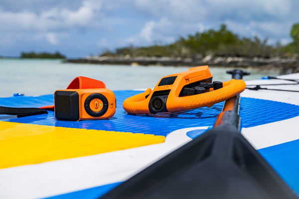 写真：濡れたパドルボード上の「HOVERAir AQUA」