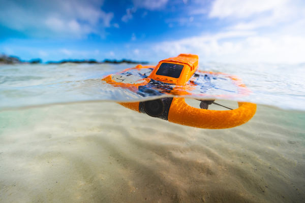 ドローン　カメラ搭載　DRONIUM ZERO ZERO ZERO ROBOTICS、初の100％防水飛行AIカメラ「HOVERAir AQUA」発表