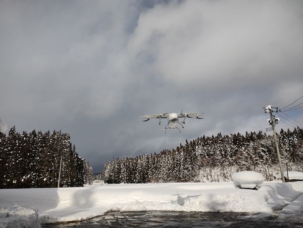 写真：雪が積もる屋外を飛行するP.W.ORCA
