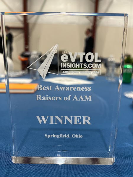 写真：Best Awareness Raisers of the Yearのガラス盾