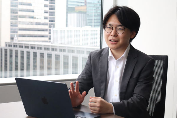 写真：話をする國井氏