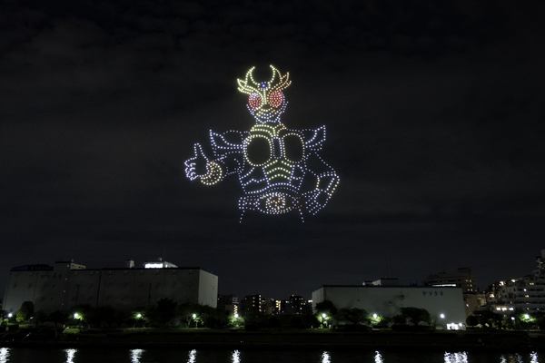 写真：ドローンショーで夜空に描かれた仮面ライダーアギト