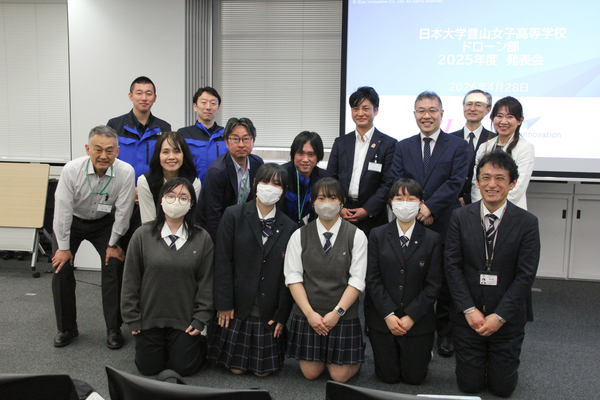 発表会での生徒や関係者の集合写真
