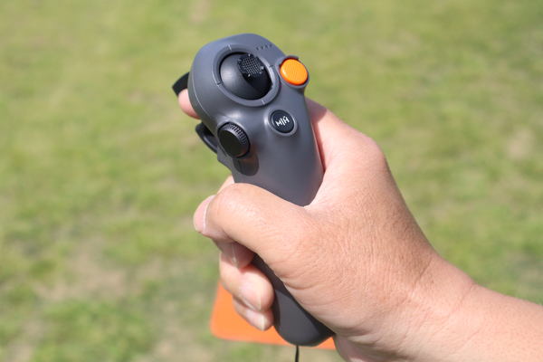 写真：モーションコントローラー「DJI Motion 3」を握る様子