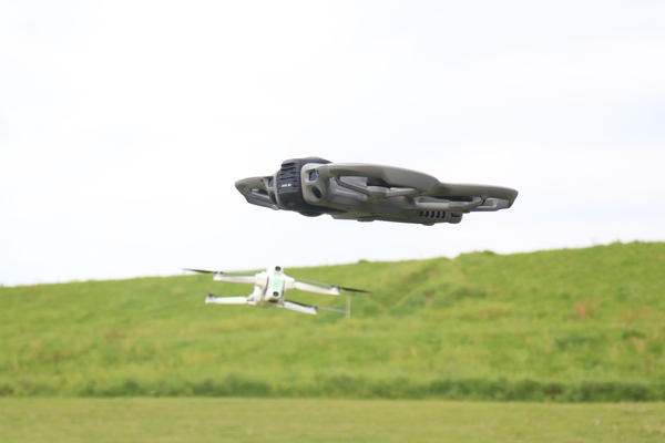 写真：飛行する2機