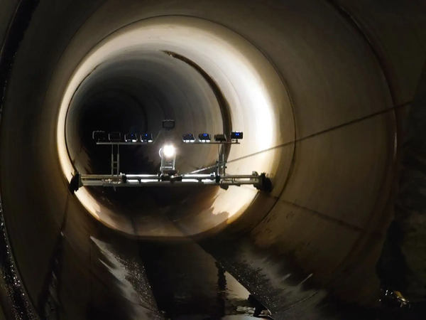写真：直径2,000mmの下水道管内を走行するカメラロボット