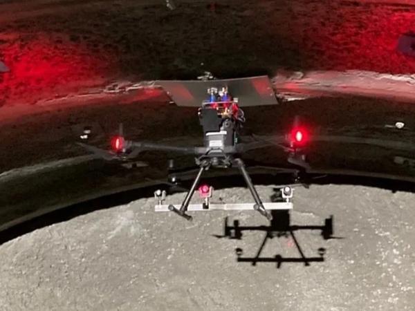 写真：ドローンの上部が鋼製支保工に吸着する様子
