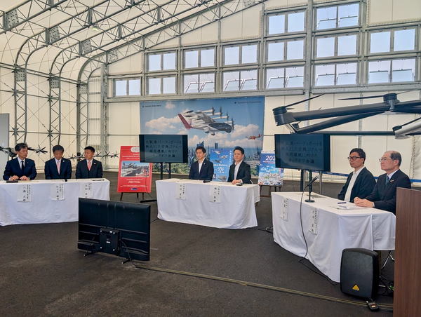 写真：会議の様子、席につく出席者