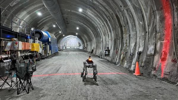 写真:トンネル内を移動する四足歩行ロボット