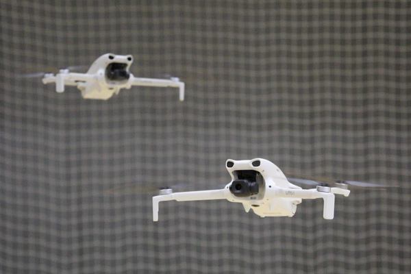 写真：飛行する「DJI Lito 1」