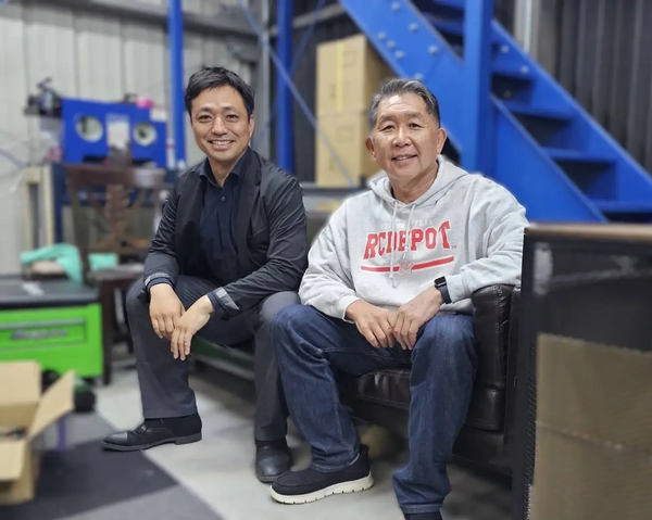 写真:ソファーに座る2人