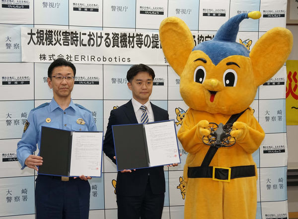 写真：協定書を手にもつ2人、ドローンを手にもつピーポくん