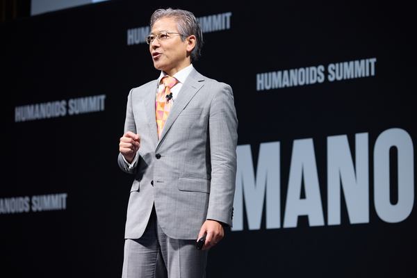 写真：壇上で話をする奥谷氏