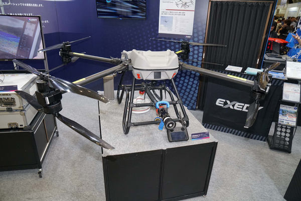 写真：展示された消防用放水ドローン