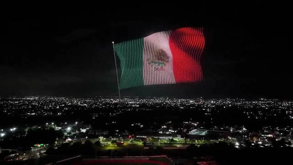 写真:ドローンショーで夜空に描かれたメキシコ国旗