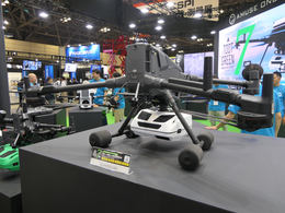写真：展示された「TDOT 7 GREEN LITE」（DJI Matrice 400に装着）