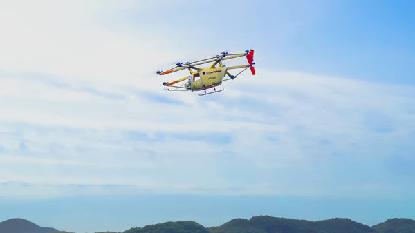 写真：飛行する空飛ぶクルマ「SKYDRIVE（SkyDrive式SD-05型）」
