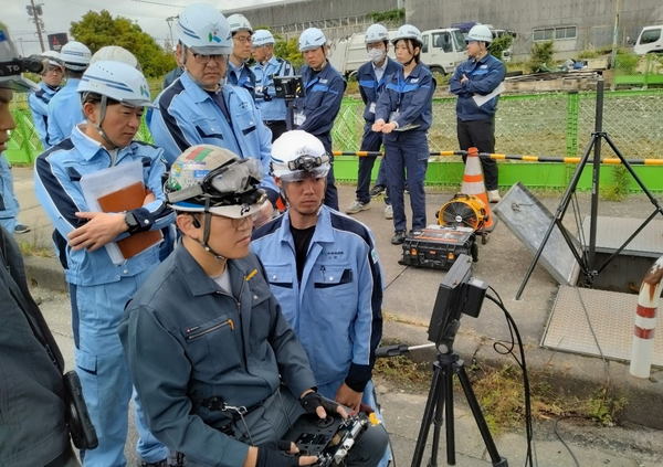 写真:遠隔でドローンを操縦する様子