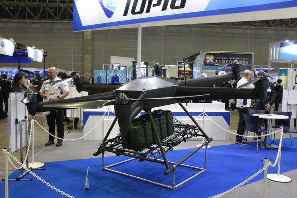 写真：展示された黒いボディの大型ドローン