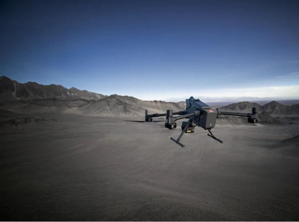 写真:DJI AP100 Parachuteを装着して飛行するMatrice 400