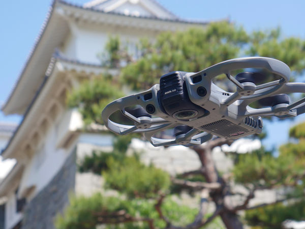 写真：城壁を背景に飛行するDJI Avata 360