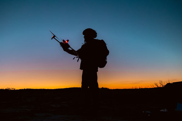 写真：ドローンを持つ兵士のシルエット