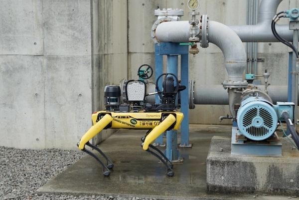 写真：設備データを取得する四足歩行ロボット