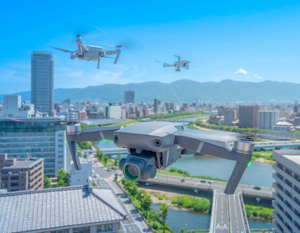 ドローンが飛行するイメージ