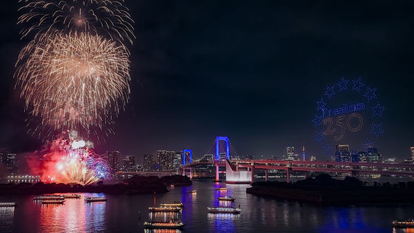 写真：お台場の夜景を背景にドローンショーや花火が打ち上がる様子