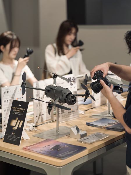 写真：店舗に展示された製品を手にとる人々